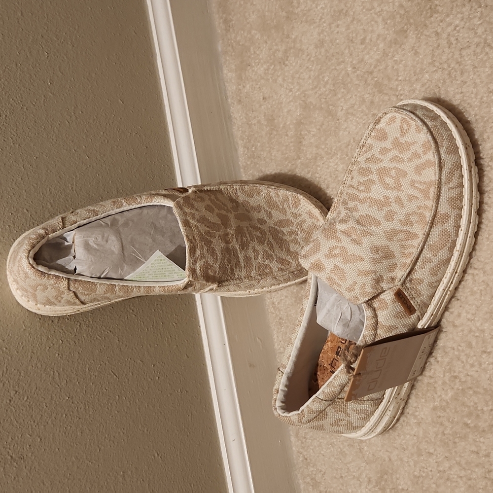 NEW womens size 7 HEY DUDE SHOES tan cheetah print ladies sz 7 Slip On - Picture 2 of 7